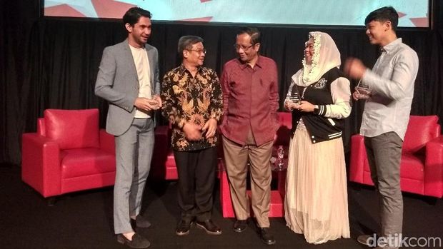 Mahfud MD berfoto bersama pada  diskusi Indonesia Emas 2045, Rabu (7/11/2018)