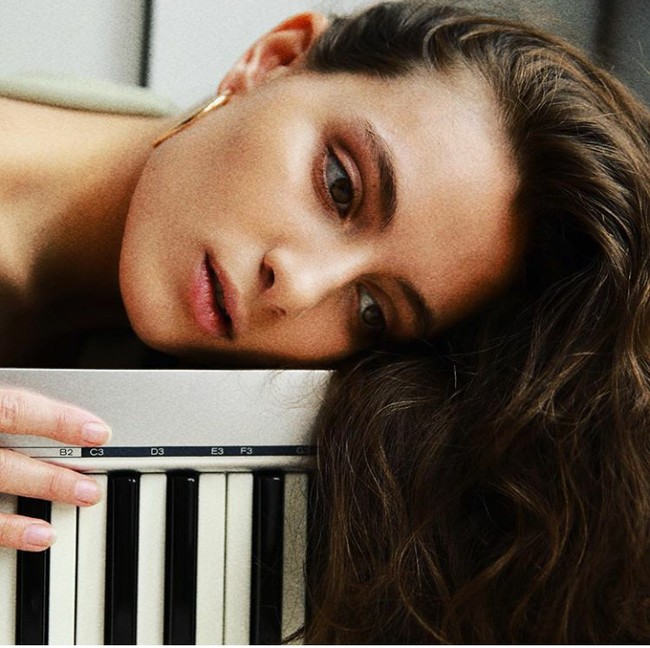 Rowan dan ibu Lily becerai di 2015 setalah 25 tahun pernikahan mereka. Sejak saat itu, Lily menarik diri dari media sosial. Foto: Instagram (@lilisastry)