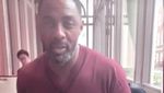 Ini Gaya Ngopi Idris Elba, Aktor yang Dinobatkan Sebagai Pria Terseksi di Dunia