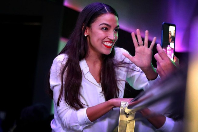Ocasio-Cortez juga menyerukan penghapusan US Immigration and Customs Enforcement (ICE) yang akhir-akhir ini banyak mendeportasi imigran tanpa dokumen resmi di AS, sesuai kebijakan Presiden AS Donald Trump. Foto: Getty Images