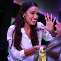 Ocasio-Cortez juga menyerukan penghapusan US Immigration and Customs Enforcement (ICE) yang akhir-akhir ini banyak mendeportasi imigran tanpa dokumen resmi di AS, sesuai kebijakan Presiden AS Donald Trump. Foto: Getty Images