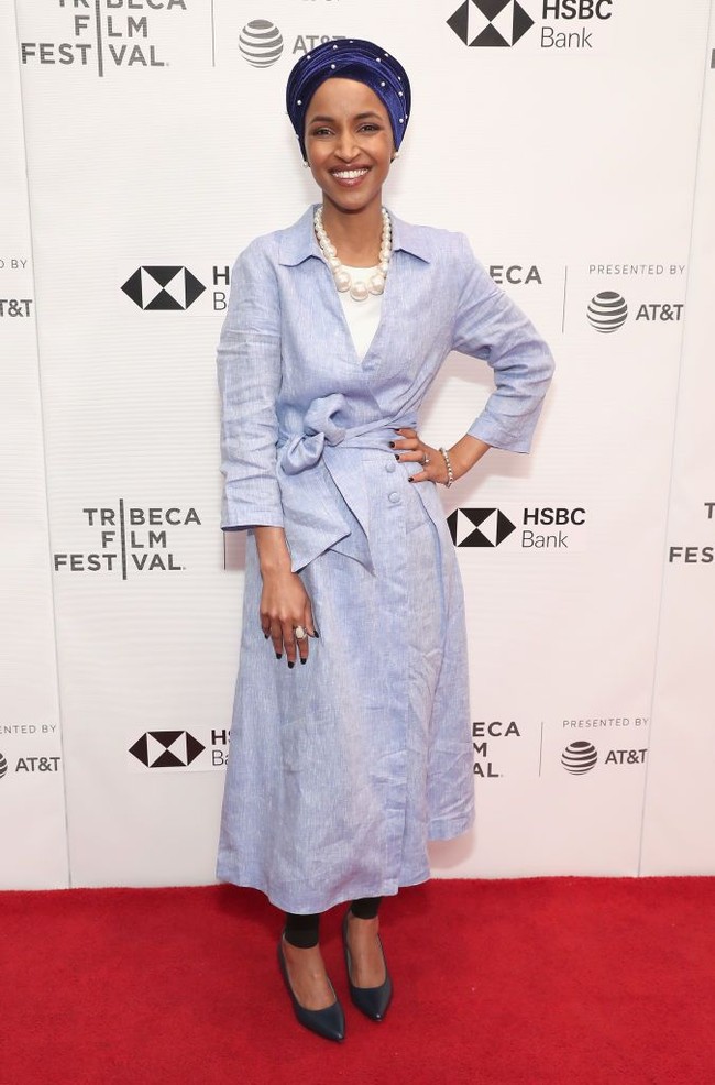 Saat menghadiri Tribeca Film Festival, ia memilih dress bernuansa biru dengan detail belt yang kasual. Wanita berusia 35 tahun itu memilih hijab dengan detail mutiara yang serasi dengan kalungnya. Foto: Getty Images