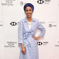 Saat menghadiri Tribeca Film Festival, ia memilih dress bernuansa biru dengan detail belt yang kasual. Wanita berusia 35 tahun itu memilih hijab dengan detail mutiara yang serasi dengan kalungnya. Foto: Getty Images