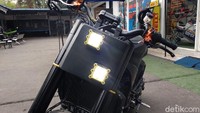 Sementara untuk headlamp, modelnya ala street fighter dengan dua lampu LED.