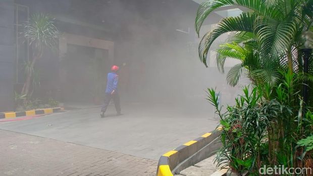 Asap tebal masih mengepul di area kantor Kementerian Pemberdayaan Perempuan dan Perlindungan Anak (PPPA). Petugas pemadam masih bekerja di lokasi.