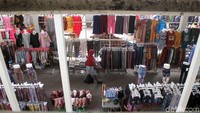 Pedagang yang dulunya mayoritas menduduki trotoar kini sudah mulai berani berdagang di jalan, lantaran trotoar yang biasa untuk tempat mereka berjualan sedang dalam pembangunan.