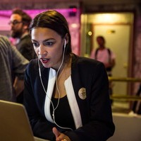 Kemenangan Ocasio-Cortez dalam pemilu sela ini mematahkan rekor sebelumnya yang dipegang Elise Stefanik dari Partai Republik, yang berusia 30 tahun saat pertama terpilih menjadi anggota Kongres AS wilayah New York tahun 2014. Foto: Getty Images