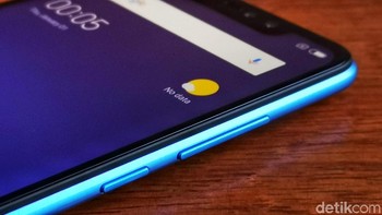 Sisi kanan bodi terdapat tombol pengaturan volume dan power. Foto: Adi Fida Rahman/detikINET