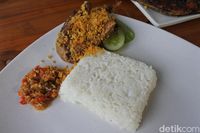 Pawon Jogja & Ayam Kremes: Gurihnya Ayam Kampung dan Garang Asem Khas Jawa