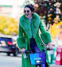 Sweet! Bella Hadid Membuat Kue Ultah Untuk Kendall Jenner