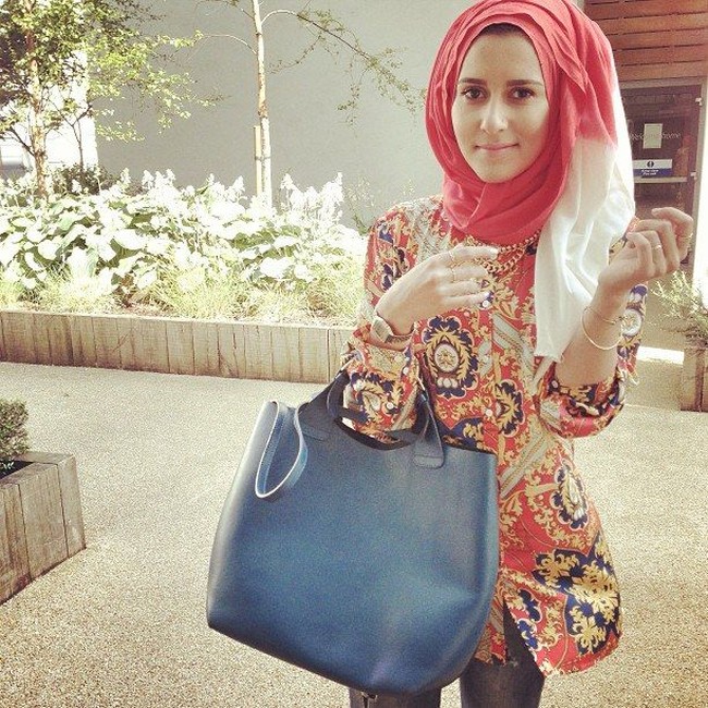 Di awal kemunculannya, Dina Tokio sering memakai pashmina. Saat komunitas hijab mulai naik daun tahun 2011, ia tampil tertutup mengenakan hijab pashmina dengan gaya tumpuk yang tren saat itu.  Foto: Facebook/DinaTokio