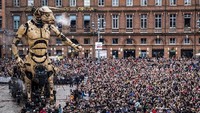 Apa jadinya kalau laba-laba dan monster dari mitos Yunani Kuno ada di dunia nyata dan mengelilingi kota? Inilah yang dihadapi warga Toulouse, Prancis. (Eric Cabanis/ AFP)