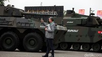 Kendaraan tempur buatan Pindad berhasil menyita perhatian pengunjung. 
