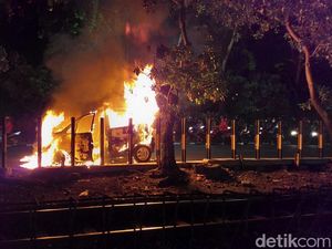 Diduga Tangki Bensin Bocor, Mobil Muat 2 Penumpang Ludes Terbakar