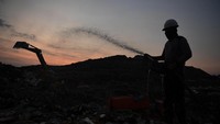 Selain itu, setiap sore hari setelah para pemulung meninggalkan TPA, para pekerja di TPA tersebut menyemprot dengan IM6 untuk menekan bau dan untuk air limbah sampah atau air lindi diolah menjadi air bersih.