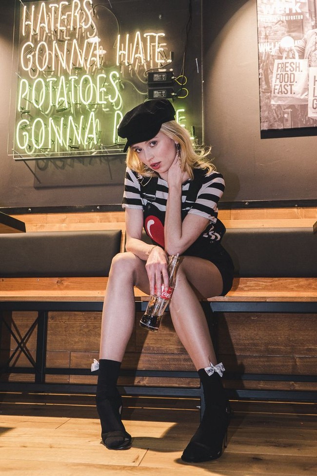 Dalam wawancaranya dengan DailyMailTV, wanita yang berprofesi sebagai model tersebut mengaku berhubungan dengan Mohammed lewat Instagram di tahun 2014. Mereka berkirim pesan intim beberapa bulan sebelum akhirnya bertemu. Foto: Blog Jusmonde