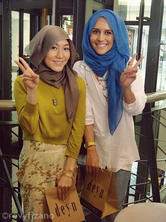 Tahun 2012 Dina Tokio sempat mengunjungi Indonesia bersama Hanna Tajima, blogger hijab berdarah Jepang. Kala itu Dina masih tampil memakai pashmina dengan gaya khasnya. Foto: Facebook/DinaTokio