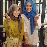 Tahun 2012 Dina Tokio sempat mengunjungi Indonesia bersama Hanna Tajima, blogger hijab berdarah Jepang. Kala itu Dina masih tampil memakai pashmina dengan gaya khasnya. Foto: Facebook/DinaTokio