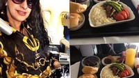 Di pesawat Ala tak lupa mengabadikan santapannya. Sosialita yang dikenal dermawan ini menikmati roti dan nasi berlauk daging panggang. Foto: Instagram ala_instyle