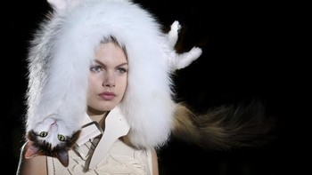 Hiasan kepala pun jadi. (Foto: Boredpanda)