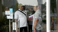 Kepala UPPRD Kecamatan Cempaka Putih Tati Saleh penyegelan itu dilakukan untuk membuat para pelaku usaha membayar pajak sesuai dengan kewajibannya.