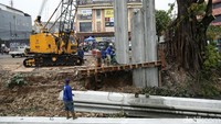 Satu per satu beton turap ditancapkan di dinding sungai.