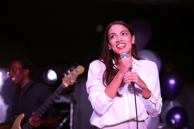 Bernama lengkap Alexandria Ocasio-Cortez, wanita keturunan Puerto Rico ini baru berusia 29 tahun. Usia yang terbilang muda untuk terjun ke politik dan terpilih pula menduduki kursi anggota kongres. Foto: Getty Images