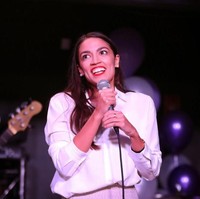 Bernama lengkap Alexandria Ocasio-Cortez, wanita keturunan Puerto Rico ini baru berusia 29 tahun. Usia yang terbilang muda untuk terjun ke politik dan terpilih pula menduduki kursi anggota kongres. Foto: Getty Images