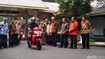 Gaya Jokowi Jajal Motor Listrik Buatan ITS