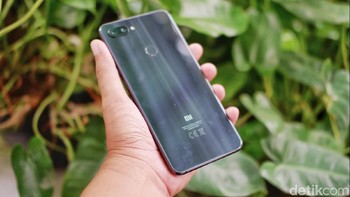 Bobotnya cukup ringan, hanya 169 gram. Foto: Adi Fida Rahman/detikINET