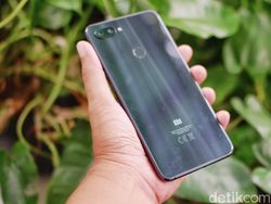 Unboxing Xiaomi Mi 8 Lite yang Berpenampilan Stylish