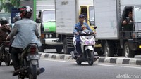 Meski membawa anaknya pengendara ini tetap nekat melawan arus lalu lintas dan tak menggunakan alat keselamatan saat berkendara.