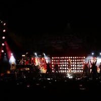 Mariah Carey juga tampak memaksimalkan gayanya dengan heels metalik dari Christian Louboutin yang ikonik lewat sol merah. (Foto: dok. Rajawali)