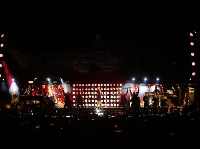 Mariah Carey juga tampak memaksimalkan gayanya dengan heels metalik dari Christian Louboutin yang ikonik lewat sol merah. (Foto: dok. Rajawali)