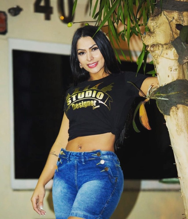 Kemenangan Ellen Santana menjadi kontroversi karena saat penobatan dirinya sebagai juara Miss BumBum 2018 terjadi kericuhan. Seperti dilaporkan The Sun, tidak lama setelah Ellen dinyatakan sebagai juara Miss BumBum 2018, seorang finalis lain maju ke depan panggung. Finalis Miss BumBum 2018 yang diketahui bernama Aline UVA dari Rio Grande do Sul, menarik pita kemenangan yang melingkar di tubuh Ellen dan memakainya di badannya sendiri. Foto: Dok. Instagram