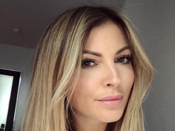 Si pirang nan cantik ini adalah Sam Cooke, istri dari bek tangguh Manchester United Chris Smalling. (Foto: Instagram @samsmallinginsta)