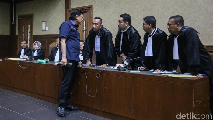 Lucas menjalani sidang perdana di Pengadilan Tipikor Jakarta, Rabu (7/11/2018). Pengacara tersebut sempat mengcungkan kedua jempolnya sebelum sidang.