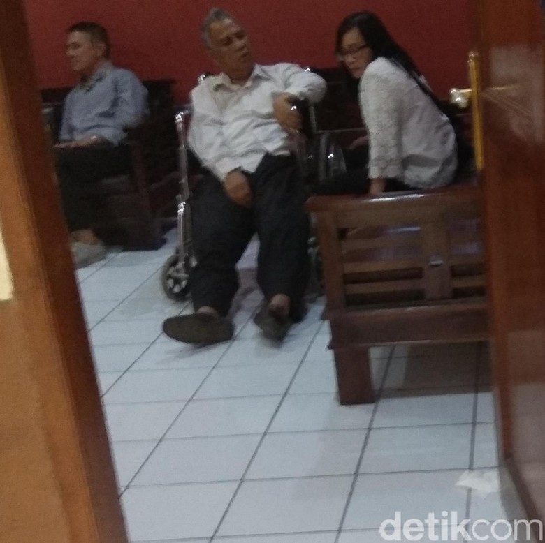 Sakit Strok, Eks Kadinkes Garut Diduga Korupsi Alkes Tetap Dibui Sakit Strok, Eks Kadinkes Garut Diduga Korupsi Alkes Tetap Dibui
