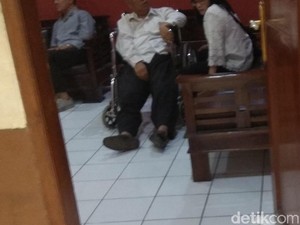 Pakai Kursi Roda, Eks Kadinkes Garut Jalani Sidang Korupsi