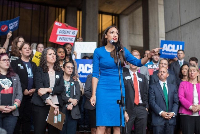 Sosok Ocasio-Cortez dengan cepat menjadi suara nasional karena seruan-seruannya untuk sistem layanan kesehatan yang universal dan universitas publik yang bebas biaya. Foto: Getty Images