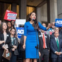 Sosok Ocasio-Cortez dengan cepat menjadi suara nasional karena seruan-seruannya untuk sistem layanan kesehatan yang universal dan universitas publik yang bebas biaya. Foto: Getty Images