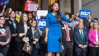 Ocasio pernah bekerja menjadi pelayan restoran dan bartender. Saat itu, dia mendapatkan gaji lima belas dolar per jam. (Getty Images)