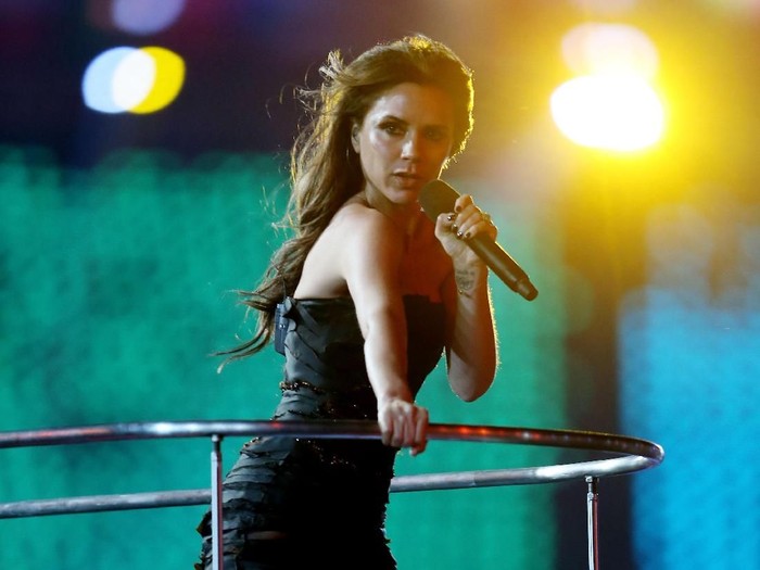 LONDON, ENGLAND - AUGUST 12:  Victoria Beckham of the Spice Girls performs during the Closing Ceremony on Day 16 of the London 2012 Olympic Games at Olympic Stadium on August 12, 2012 in London, England.  (Photo by Hannah Peters/Getty Images)