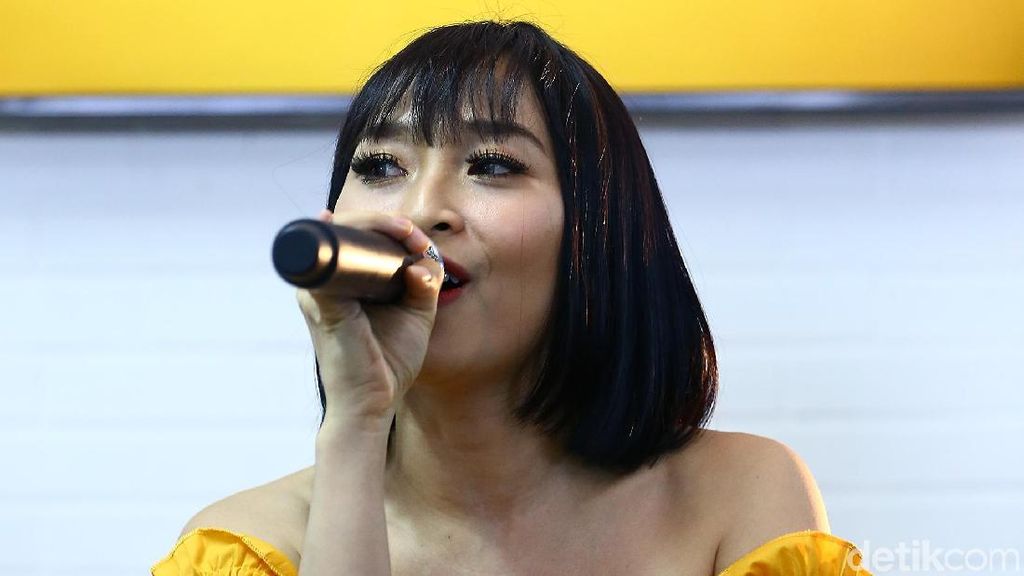 Rinni Wulandari Bagikan Tips Kembali Langsing Setelah Melahirkan Rinni Wulandari Bagikan Tips Kembali Langsing Setelah Melahirkan