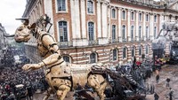 Robot ini dioperasikan oleh 16 orang di setiap robot. Merekalah yang mengatur pergerakan sampai ke desahan nafas monster. (Eric Cabanis/ AFP)