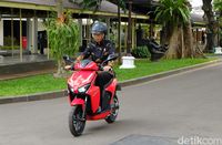 Gaya Jokowi Naik Motor Listrik  dan Motor Modif Kerenan Mana 