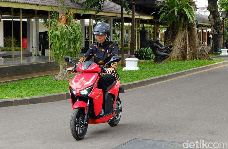 Jokowi Saya Cukup Gesit  Jajal Motor  Listrik  Gesits