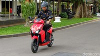 Kalau biasanya Jokowi motoran dengan perlengkapan keselamatan lengkap, karena ini di lingkungan Istana, Jokowi hanya memakai baju batik sepatu pantofel dan tak lupa mengenakan helm half face. 