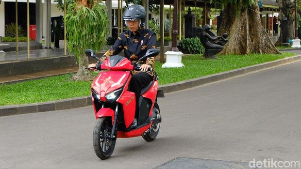 Presiden Joko Widodo untuk pertama kalinya menjajal motor listrik buatan anak bangsa Gesits di Istana Negara, Jakarta, Rabu (7/11/2018).