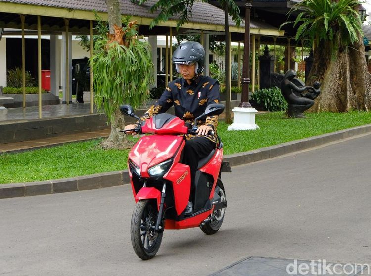 Jokowi Jajal Motor Listrik Gesits